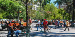 personas-caminando-plaza-centro-santiago