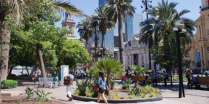 gente-caminando-plaza-santiago-chile