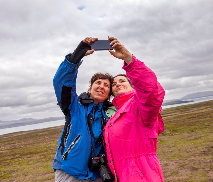 mujeres con una cámara tomando una selfie en paisaje rural