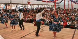 Personas bailando cueca en fondas Fiestas Patrias Chile