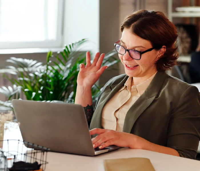 Mujer realizando una videollamada a través de un laptop